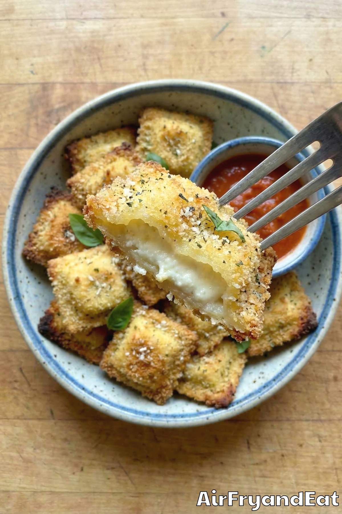 Crunchy air fryer ravioli with marinara dip