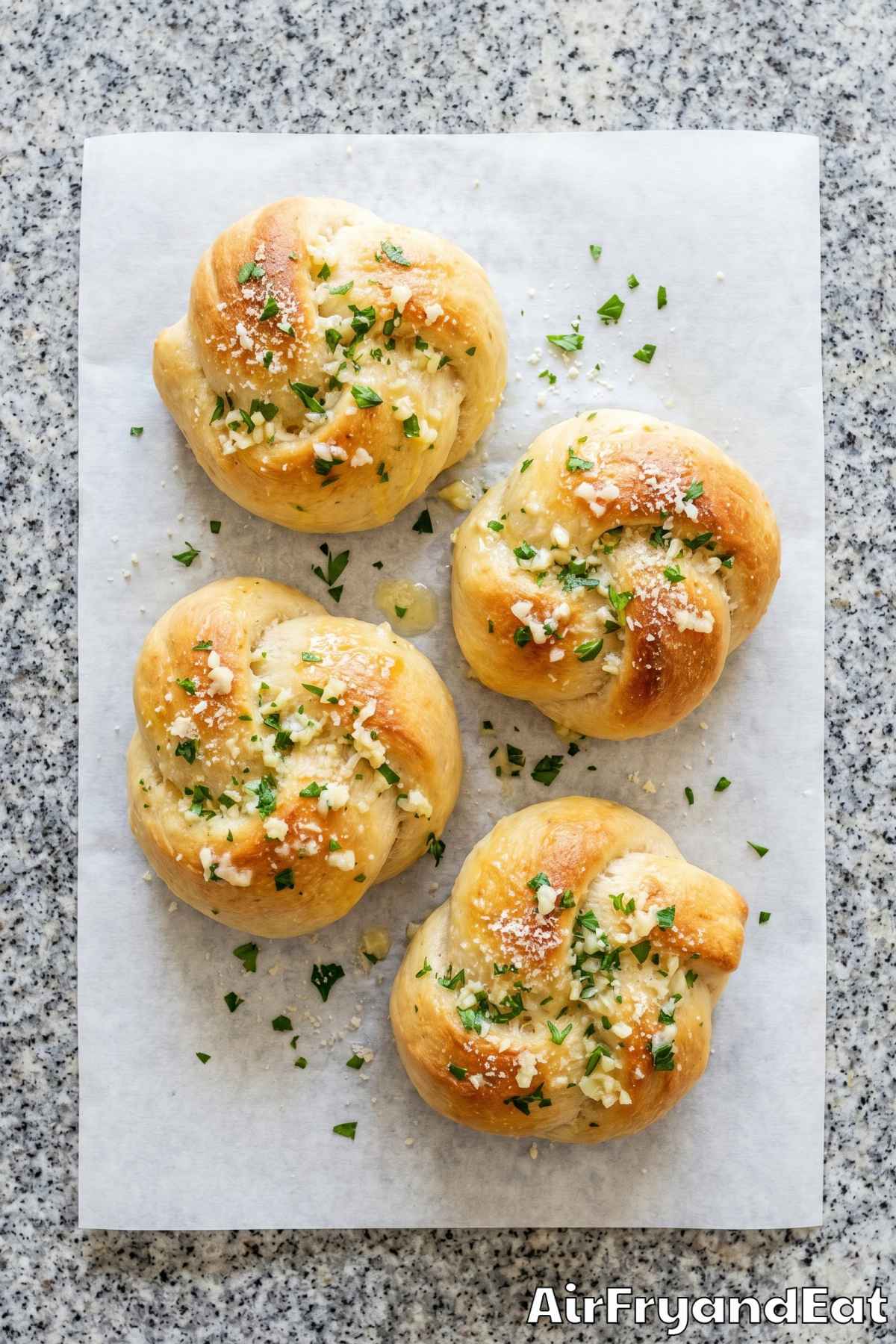 Aromatic air fryer garlic knots serving